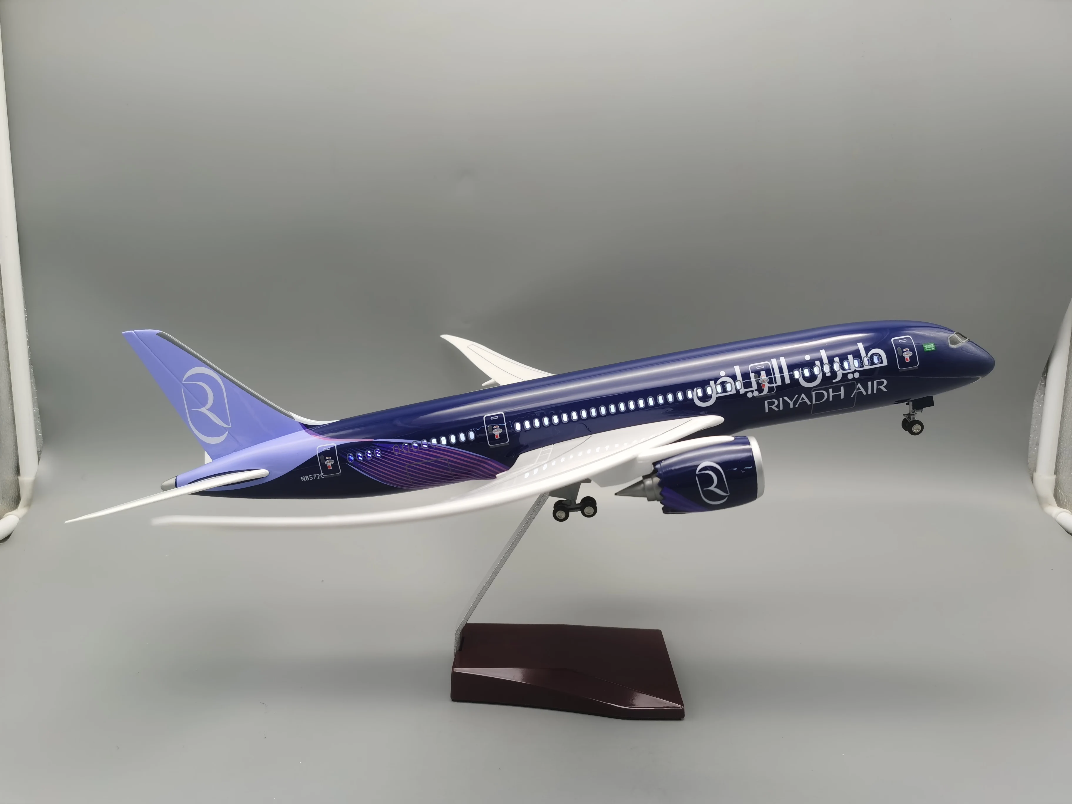

1:130 Scale 47cm Riyadh Airlines B787 Airplane Model Display Toys Collection Aircraft Gifts Decoration with LED Lights