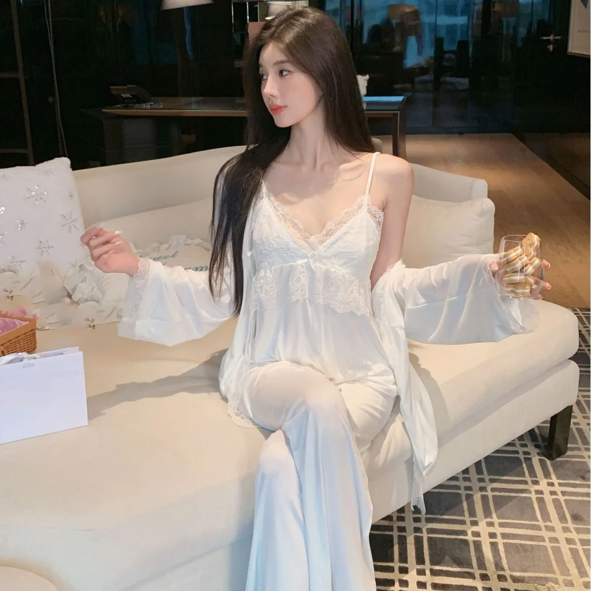 

Весенне-осенний белый комплект пижам из модала: сексуальная рубашка, топ на бретельках и брюки. Свободная домашняя одежда для сна и отдыха.