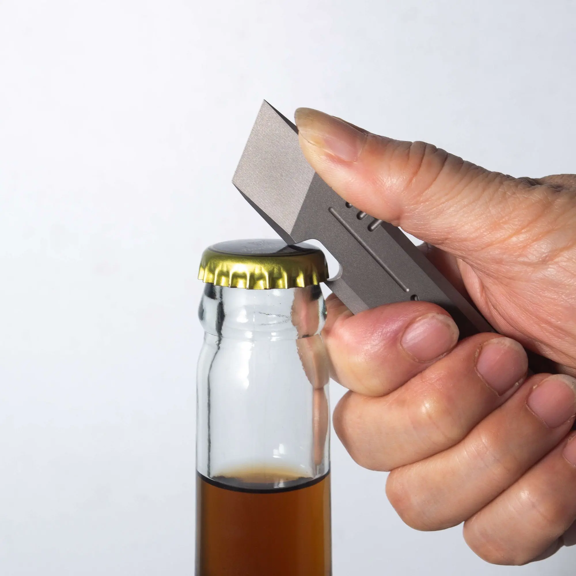 في الهواء الطلق المحمولة EDC متعددة الوظائف سبائك التيتانيوم قضيب رفع فتاحة الزجاجات المفاتيح أداة