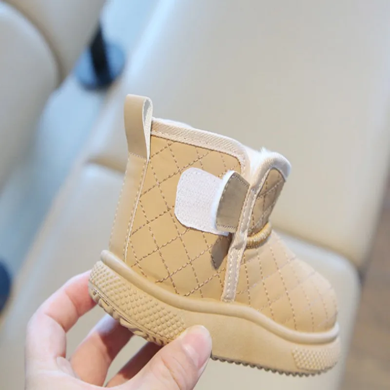 Botas de nieve para niños, botas cortas con terciopelo grueso y botas de algodón para niñas, zapatos cálidos de algodón para bebés, invierno 2025