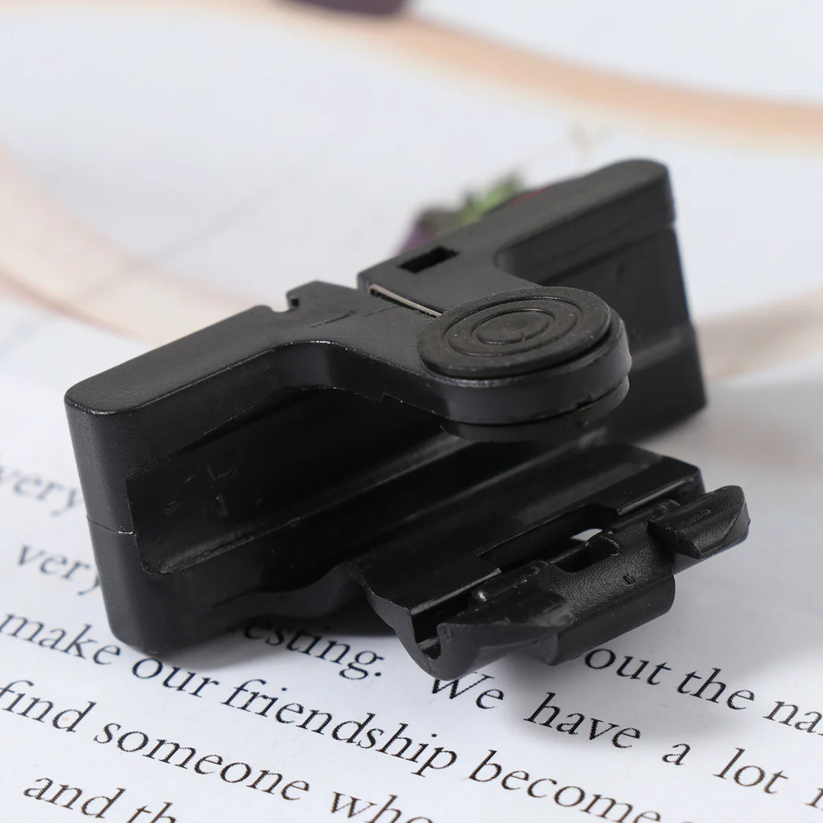 

Professional Chicken-Eating Artifact Game Controller Assist Tool for Phones Black Red L R Improve Gaming Experience