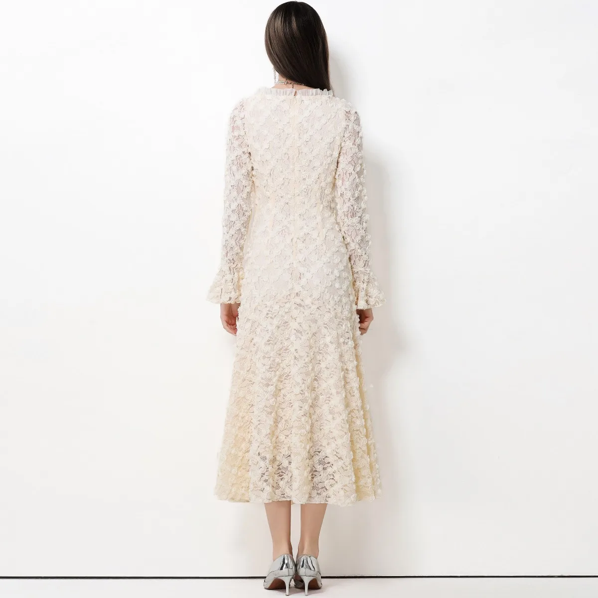 Frühling 2026 Luxuriöses Spitzenkleid mit Blumenmuster, schmal geschnitten, mit Glockenärmeln, Maxi-Länge, lässig, für Pendler, hohe Taille, Polyester...