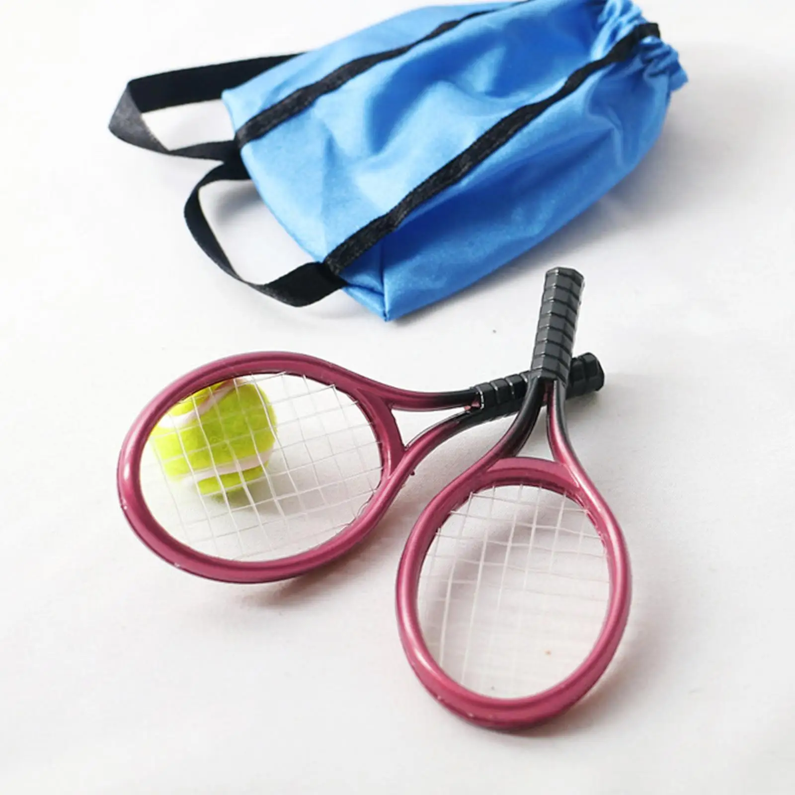 Miniaturowy zestaw tenisowy do domku dla lalek, rakietka i piłka, akcesoria do zabawy dla małych lalek, realistyczny wystrój sportowy.