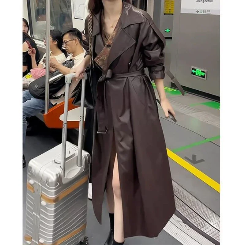 سترة جلدية ريترو المرأة 2025 الخريف تصميم جديد الشعور المألوف تنوعا التلبيب خندق معطف معطف طويل