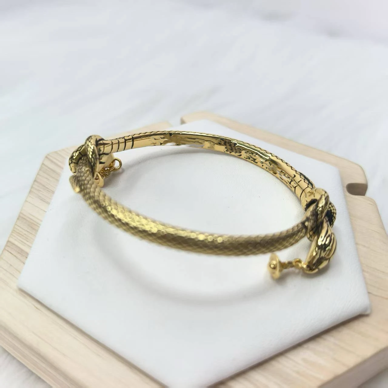 

The 2025 new Xijia Albane Limited Edition bracelet for the Year of the Snake, a three-dimensional small Saturn snw-shaped light