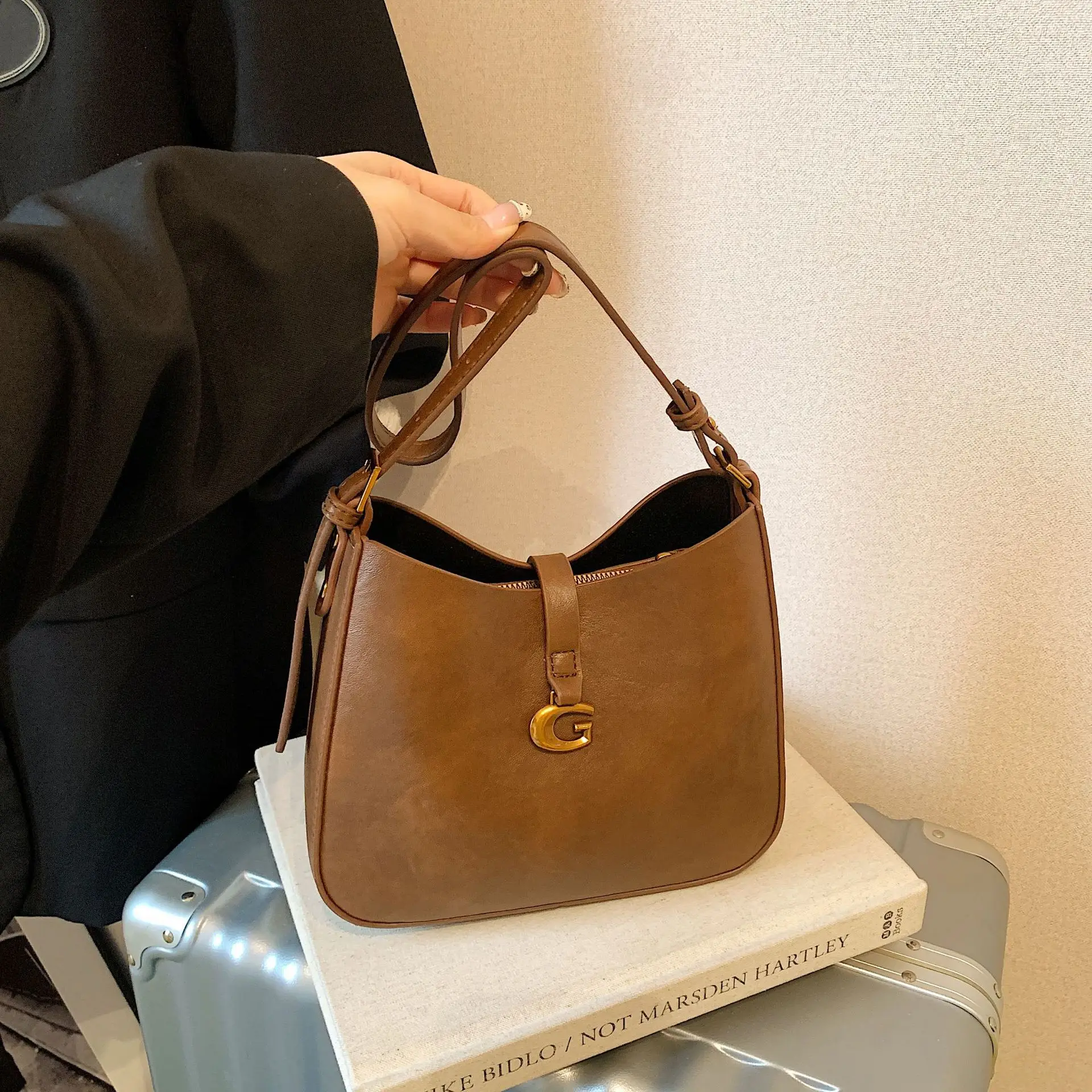 

Premium Shoulder Bag Niche Design Bucket Bag Women's Trend Fashion Simple Foreign Style Commuter Messenger Bag