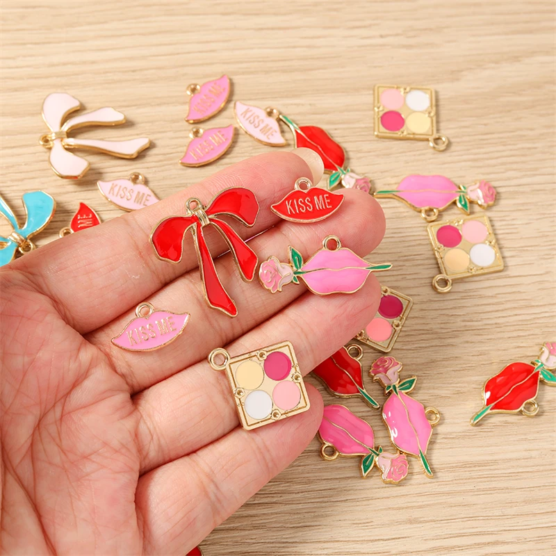 10 Stück niedliche, gemischte Emaille-Anhänger mit roten Lippen und Schleifenmotiven zum Basteln von Schmuck, Ohrringen, Halsketten, Armbändern und für DIY-Bastelarbeiten. – Detail 1