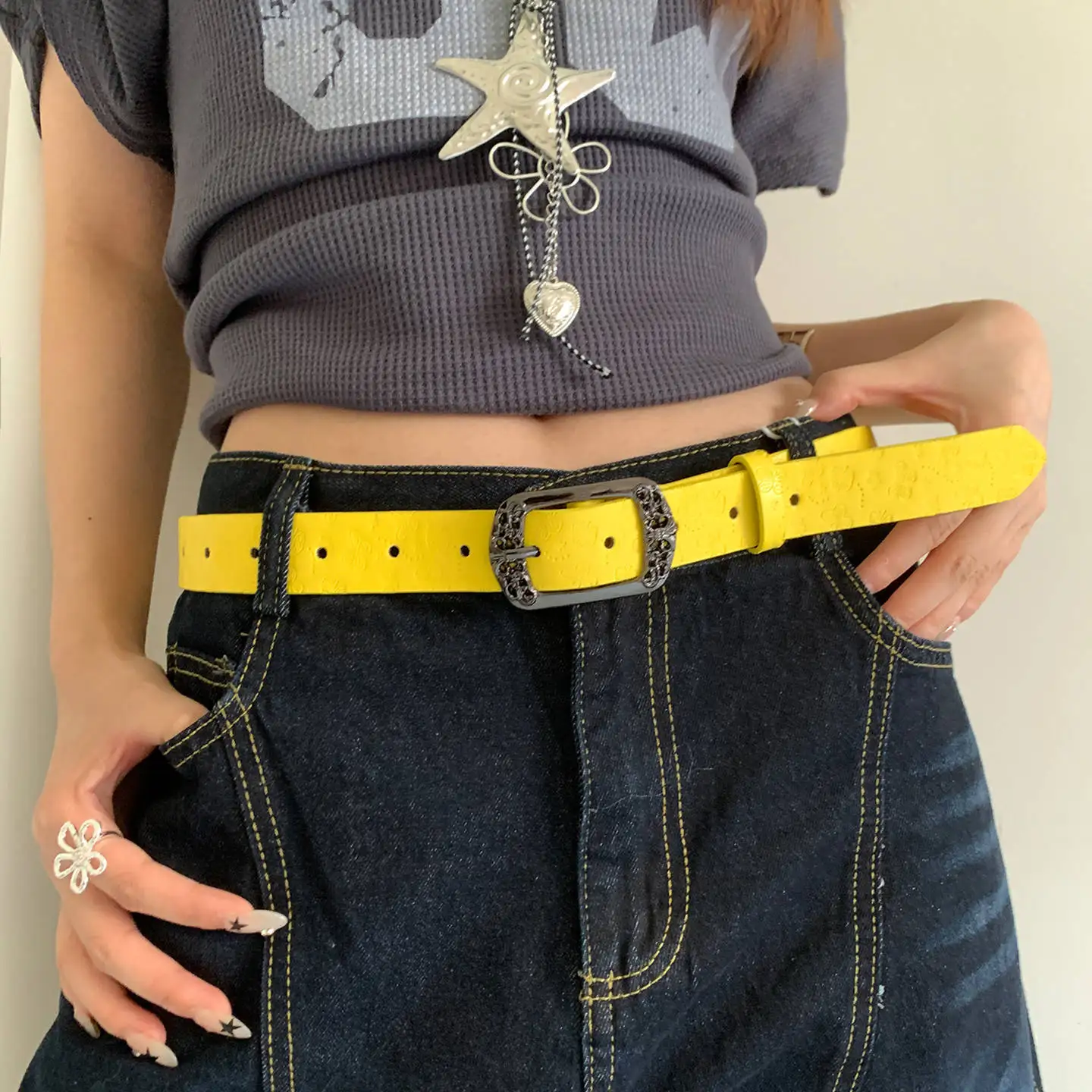 حزام أصفر على طراز الألفية الأمريكية Y2K للنساء بتصميم الدوبامين الصيفي مع تنورة حزام جينز عصري
