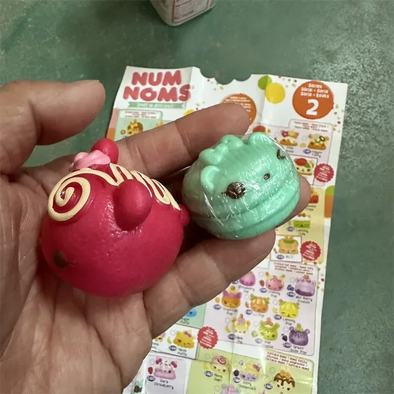 Num Core Slime Surpresa para meninas, Brinquedos macios tão deliciosos, Maquiagem misteriosa, Cheiro de brilho labial, Presentes Snackables, Original