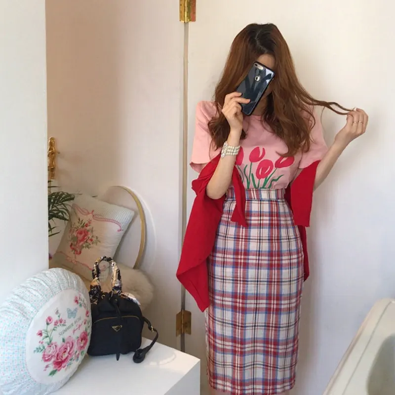 

Летняя футболка с принтом в виде тюльпанов, цветная, с коротким рукавом, из хлопковой ткани, для повседневной носки, прямого кроя, стандартная посадка.