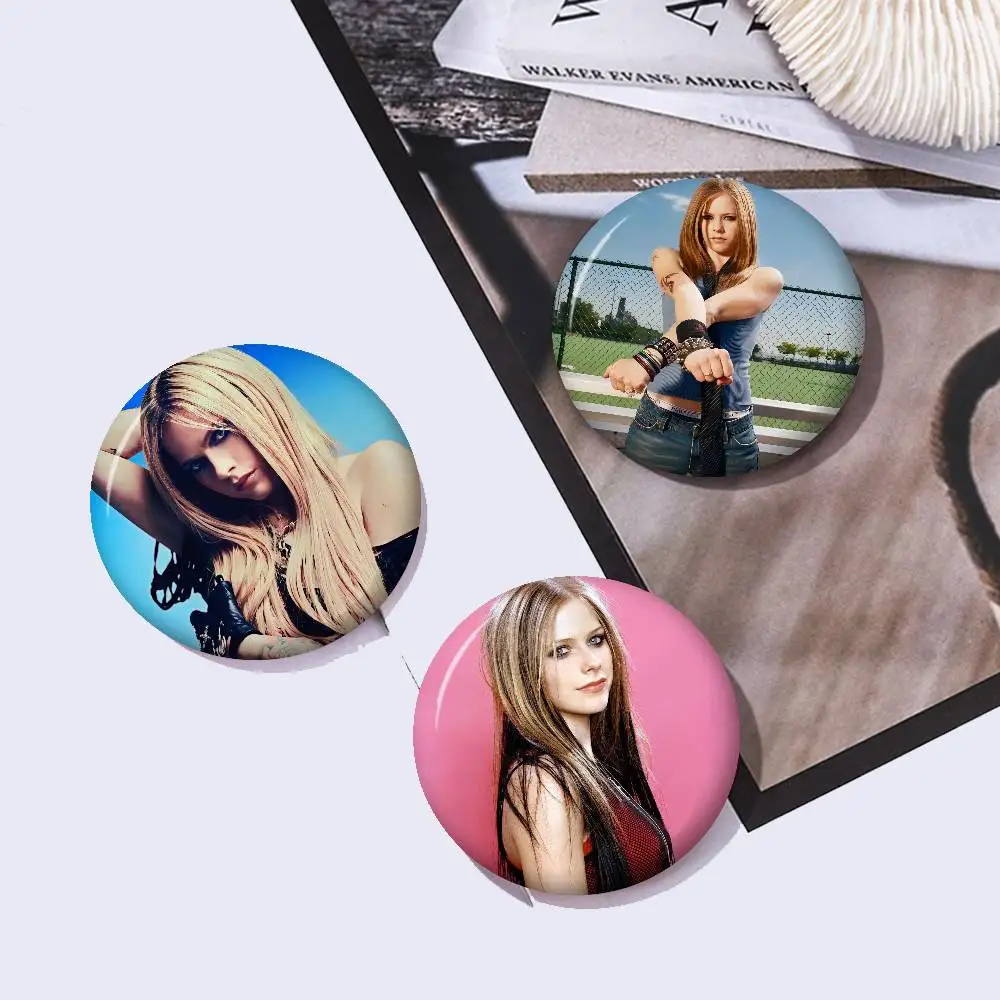 Sängerin Avril Lavigne, niedliche Anime-Figur, Symbolabzeichen, handgefertigte Weißblechbrosche für Rucksack, Kleidung, Brustornament, Geschenke