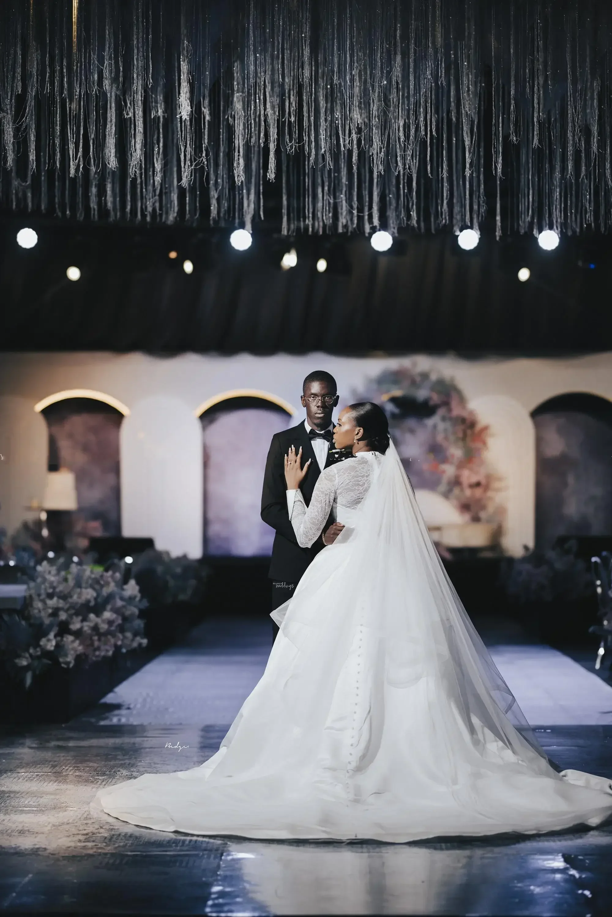 ชุดแต่งงานคอสูงแขนยาวลูกไม้แบบกำหนดเอง ชุดแต่งงานทรงบอลกาวน์พองๆ ผ้าซาตินจับจีบชายกระโปรงยาวแบบ Chapel Train