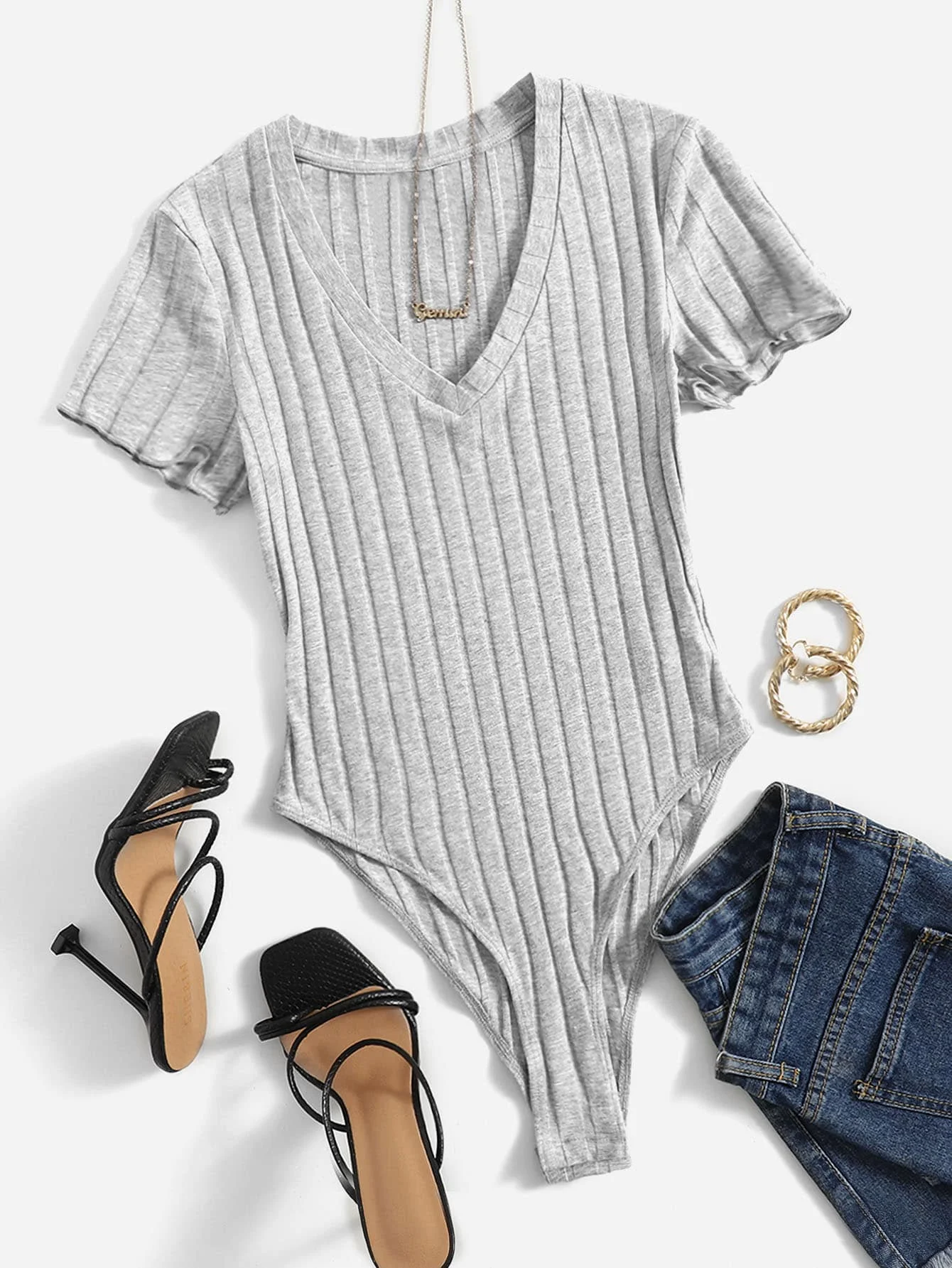 

Серый трикотажный боди с V-образным вырезом и короткими рукавами для лета