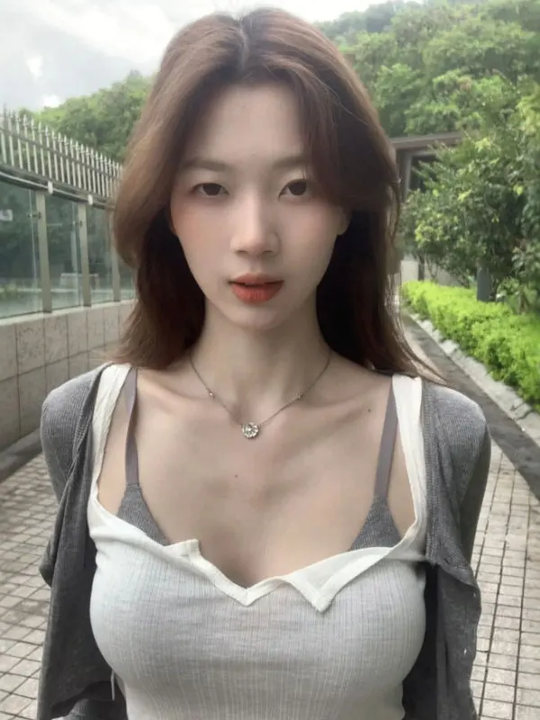 

Модный вязаный открытый кардиган, белый жилет и топ на бретельках — комплект из трех предметов. Элегантный наряд. Весна 2026. Удобный хлопковый бленд.