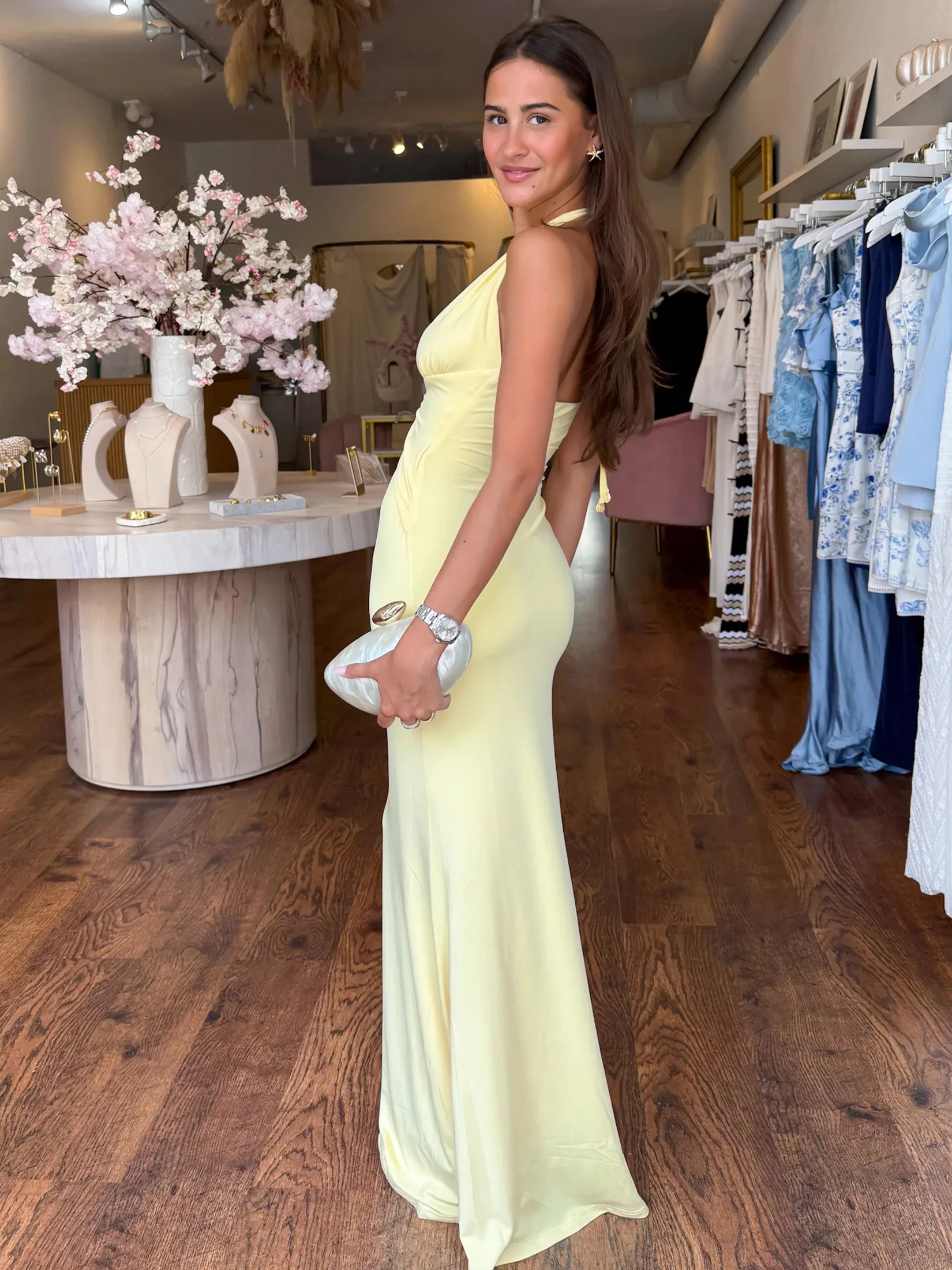 Burro giallo sexy scollo a V appeso tagliato abiti da festa per le vacanze da donna decorazioni in metallo conchiglia abiti da spiaggia senza maniche C130