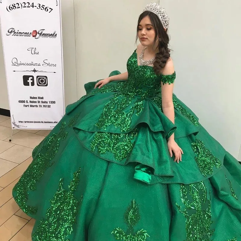 Zielone Sukienki na Quinceañerę 2021 Dekolt w Serek Odkryte Ramiona Aplikacje Z Cekinami Warstwowa Suknia Księżniczki na Przyjęcie Sweet 15 Balowa