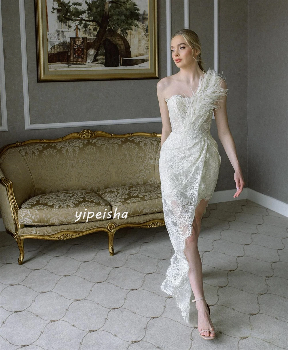 ที่กําหนดเองชุดราตรีเซ็กซี่ Casual Lace Feather Ruched Graduation A-Line Strapless Bespoke โอกาสชุด Midi ชุด