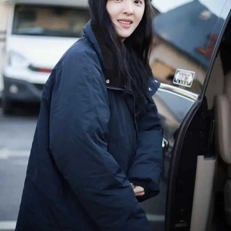 ゆったりフィットの白いダウンジャケット、紐付きバーネットエイトミルクウォームコート、通勤用ミドル丈コート