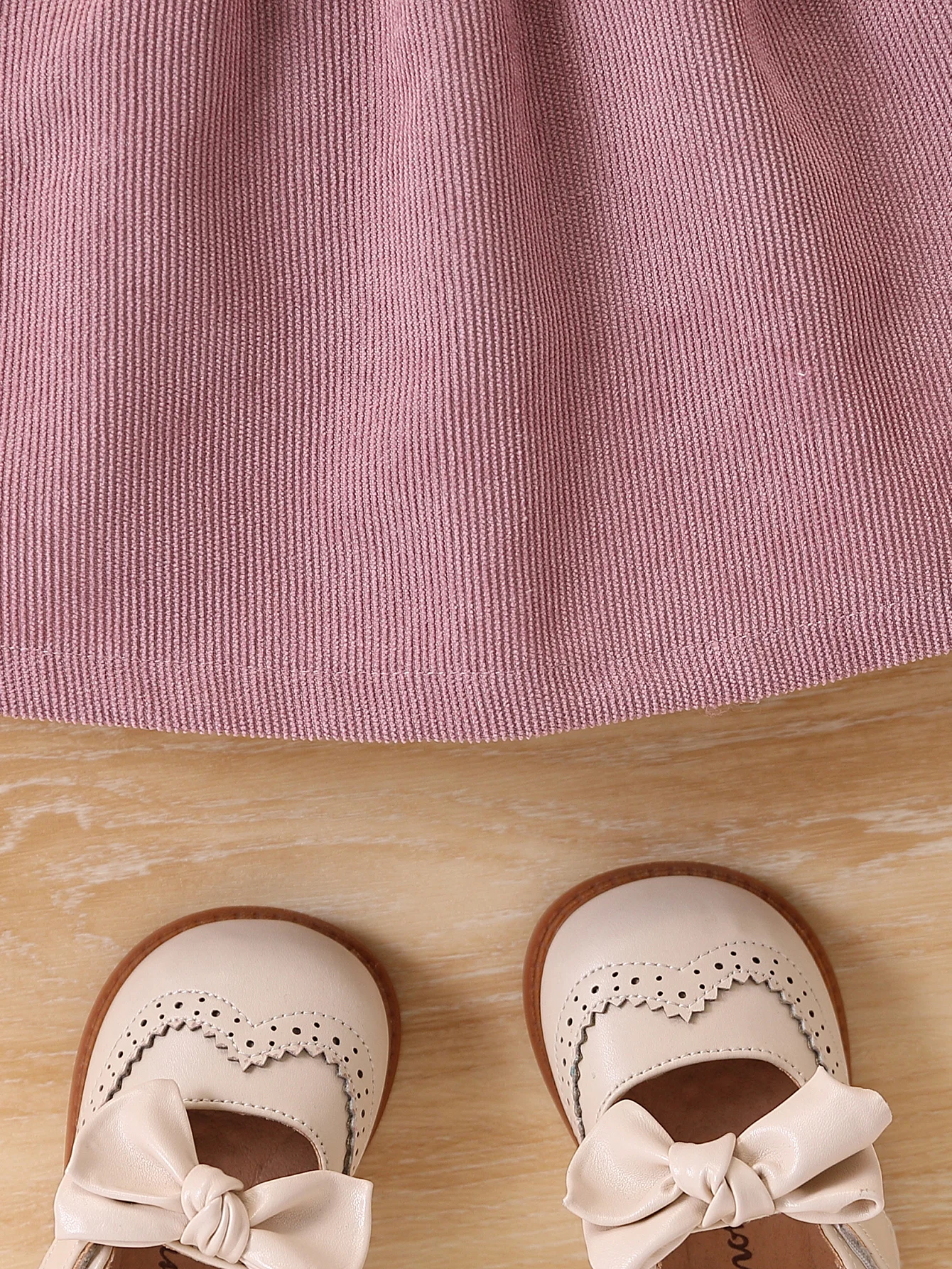 2-teiliges Set für Babys, Mädchen, Herbst/Winter, Stretch-Oberteil mit Rüschenkragen und Strickkleid mit Buchstabenstickerei und Blumenmuster – Detail 7
