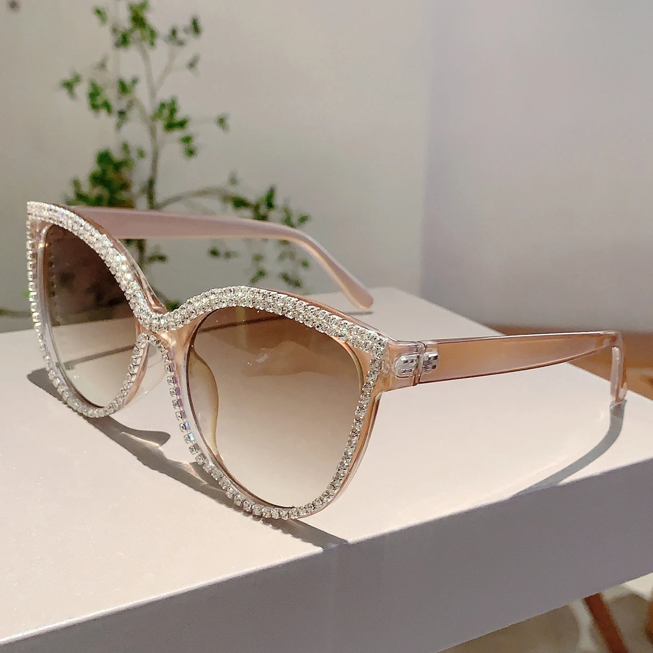 KAMMPT Rhinestone Shine Design Sunglasses Fashion Cat Eye Women Grey Sun Glasses Trendy Decoration Shades for Party