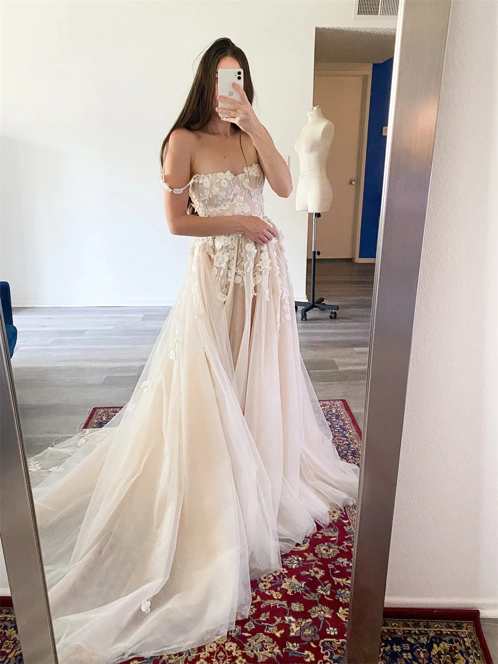 طوكيو مخصص الأبيض الأزهار الأشرطة فساتين الزفاف بلا أكمام عودة الدانتيل متابعة فستان زفاف 2025 ذيل محكمة ألف خط ثوب زفاف