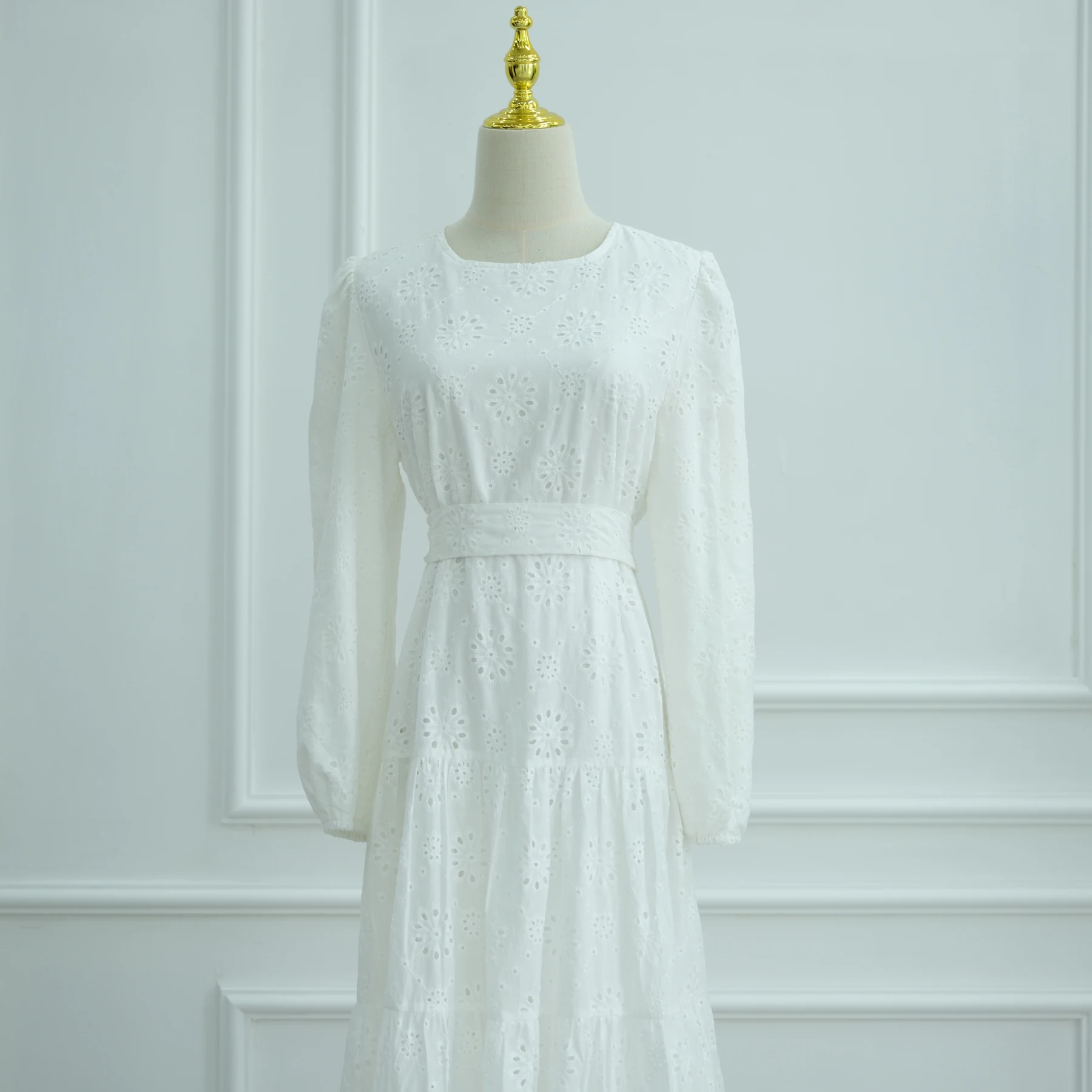 魅力的なアイレットコットンレースのムスリムロングワンピース、長袖裏地付きアバヤドレス、イブニングパーティー、ラマダン、ヒジャーブ、イスラム服