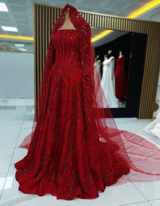 Muslimisches Rotes Hochzeitskleid mit Kapuze, Schwer Perlenbestickte Spitzenapplikationen, A-Linie, Verlobungsfeier, Arabisches Brautkleid, Maßanfertigung