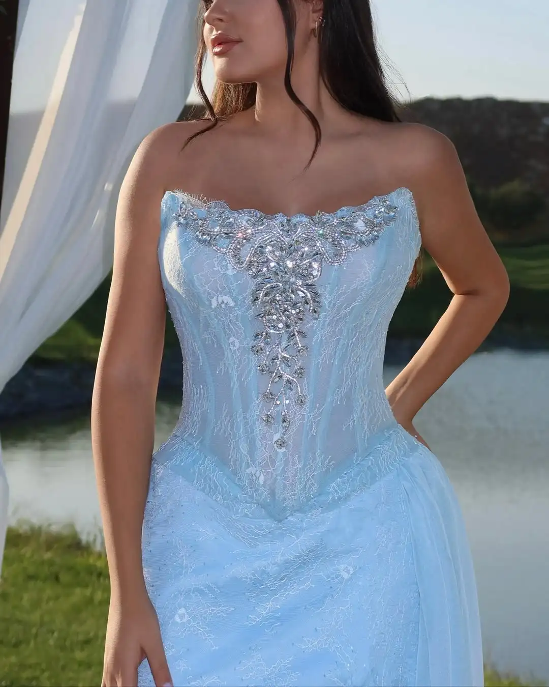 Ofherown 라이트 블루 레이스 아플리케 크리스탈 이브닝 드레스 하이 슬릿 스트랩리스 프롬 가운 특별한 날을 위한 파티 드레스