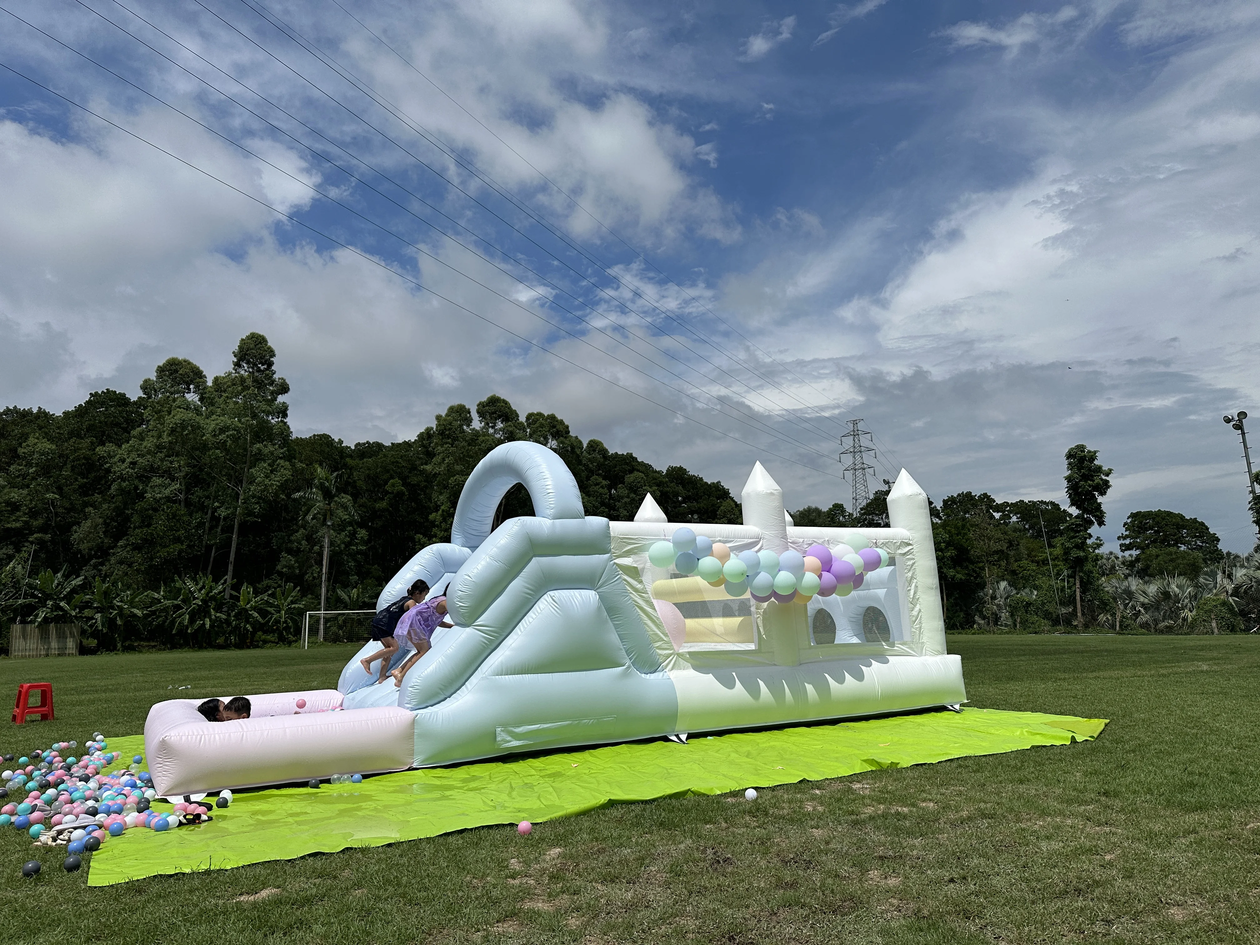 Opblaasbare Macaroon Pvc Water Sildes Ballenbad Voor Kinderen Jungle Gym Waterspeeltoestellen Met 1100W Luchtblazer