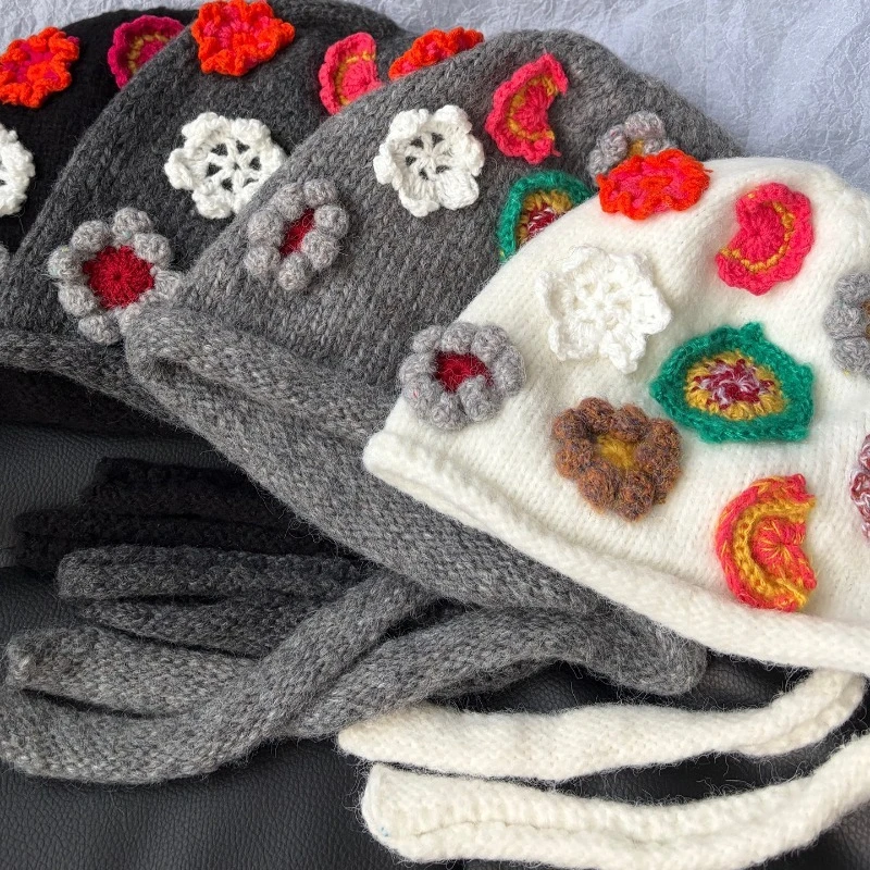 Koreanische Blumen-Handarbeit Gehäkelte Pullover-Mützen für Frauen, Warme und Vielseitige Ohrenschutz-Bombermützen für Herbst und Winter – Detail 4