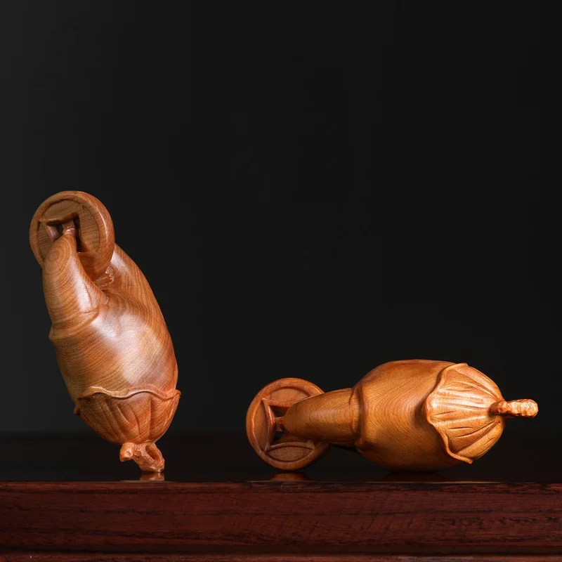 Natural Thuja Wood Crab Claw Holding Coin Figurine 