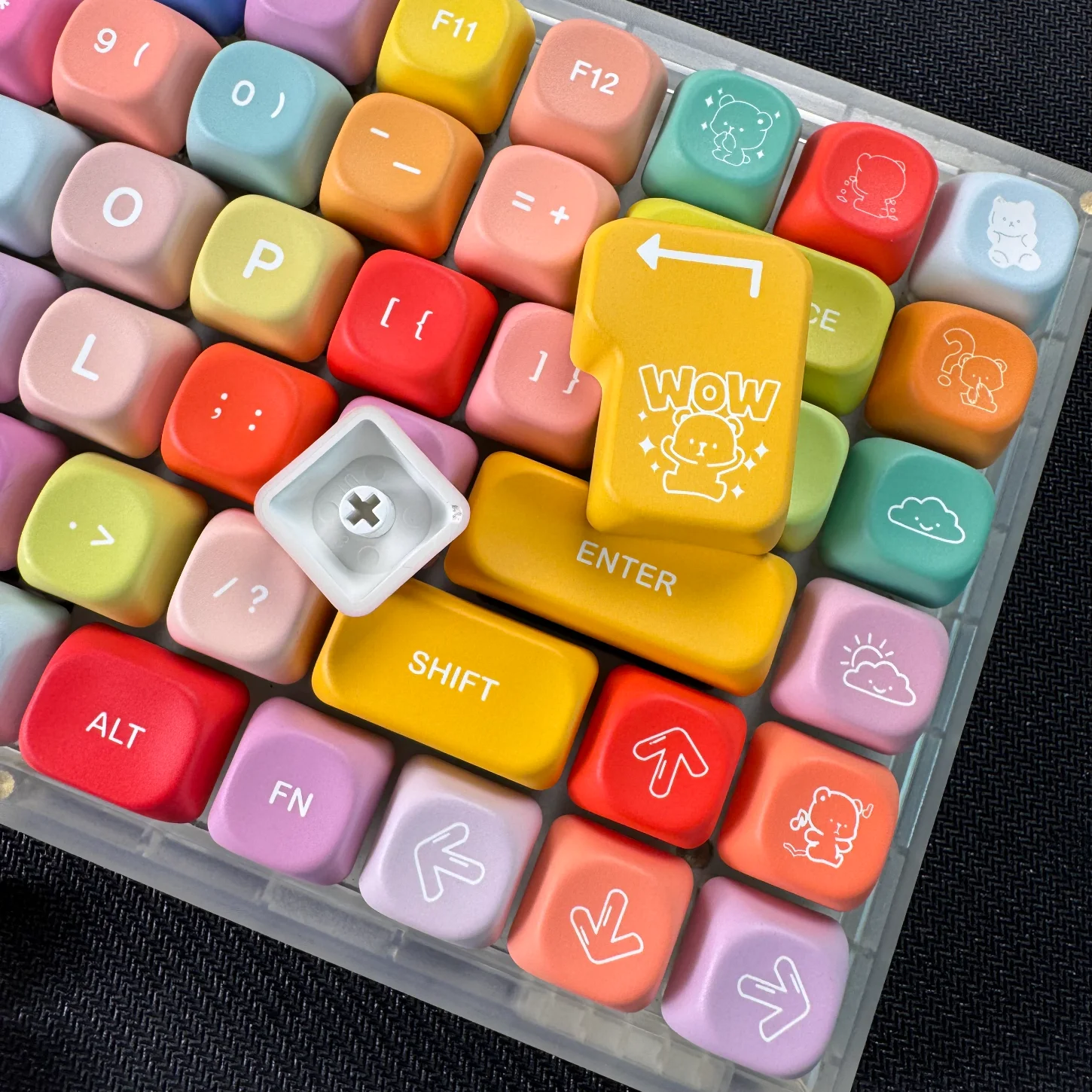 

Colorful, Teddy Bear Gummy MOA Keycap PBT 133 Keys, Customized for 60/84/98/108MX Switch Mechanical Keyboard