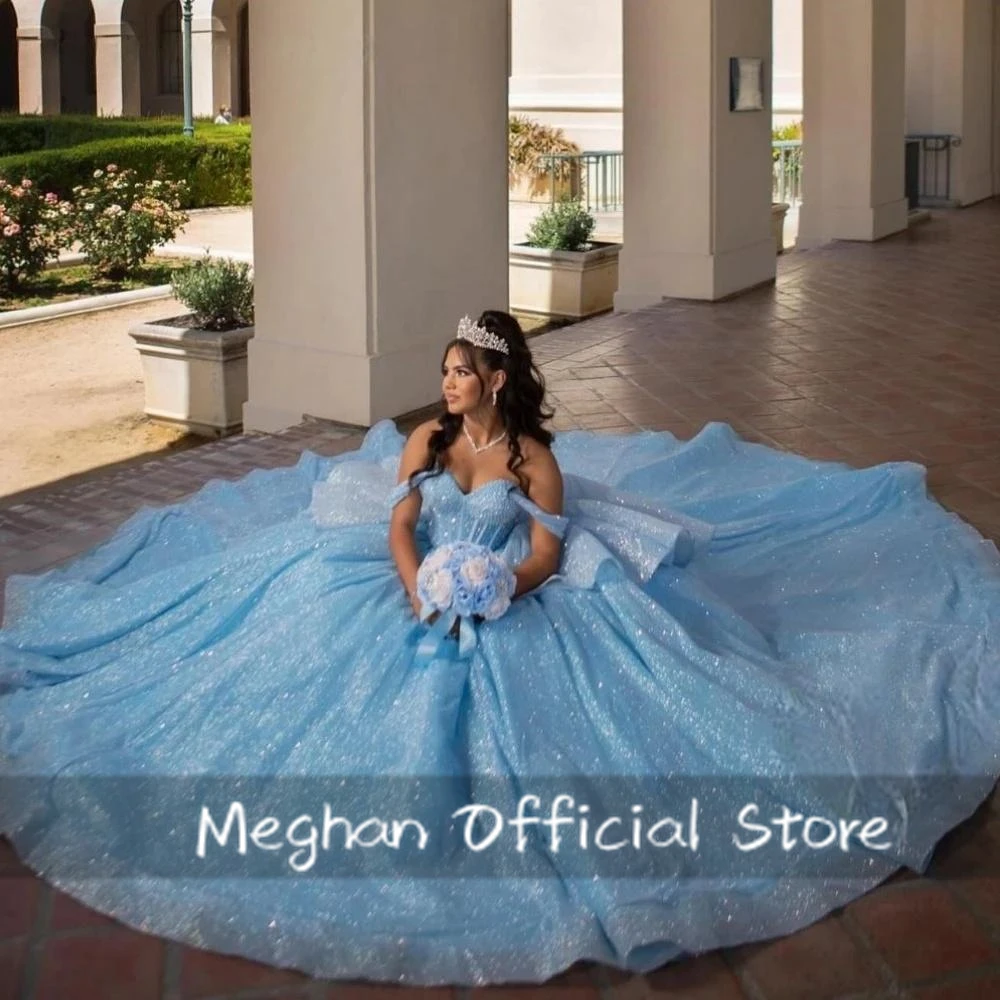 Gaun pesta vintage biru langit model off-shoulder untuk usia 15 tahun, dengan detail lipatan tulle, tali, dan ekor chapel.  Ukuran besar bisa dipesan khusus.