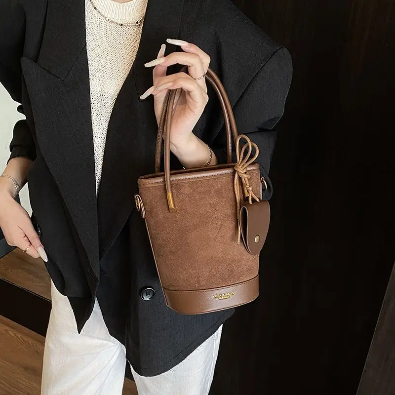 

Популярная в этом году маленькая женская сумка, осенняя новая сумка-мессенджер в стиле ретро, корейская версия, повседневная портативная сумка-ведро в Европе, Америке