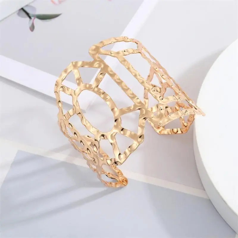 31BF Unisex Rhombus Patterned Bracelet with Floral Factors for Parties and Weddings