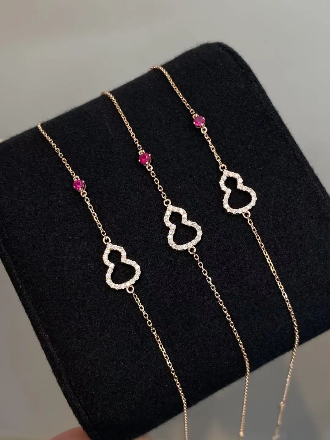 

Сертифицированный браслет-цепочка из настоящего розового золота 18 карат с бриллиантами AU750 из натурального рубина с подвеской на удачу, высокая розничная торговля ювелирными изделиями