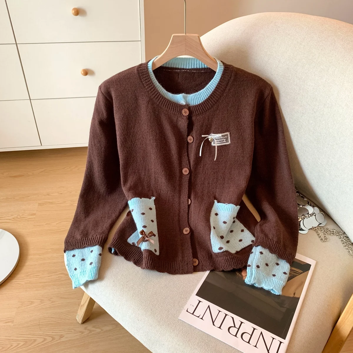 

Корейский ретро-поддельный вязаный кардиган из двух частей, женский новый модный контрастный цвет, свитер в горошек с круглым вырезом, шикарный декор с бантом, повседневное пальто