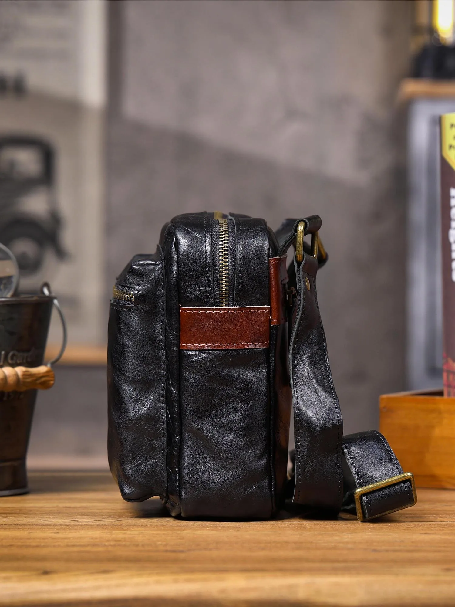 S.WORKER Vollnarbenleder-Umhängetasche für Herren, Vintage-Crossbody-Brusttasche aus pflanzlich gegerbtem Leder – Detail 10