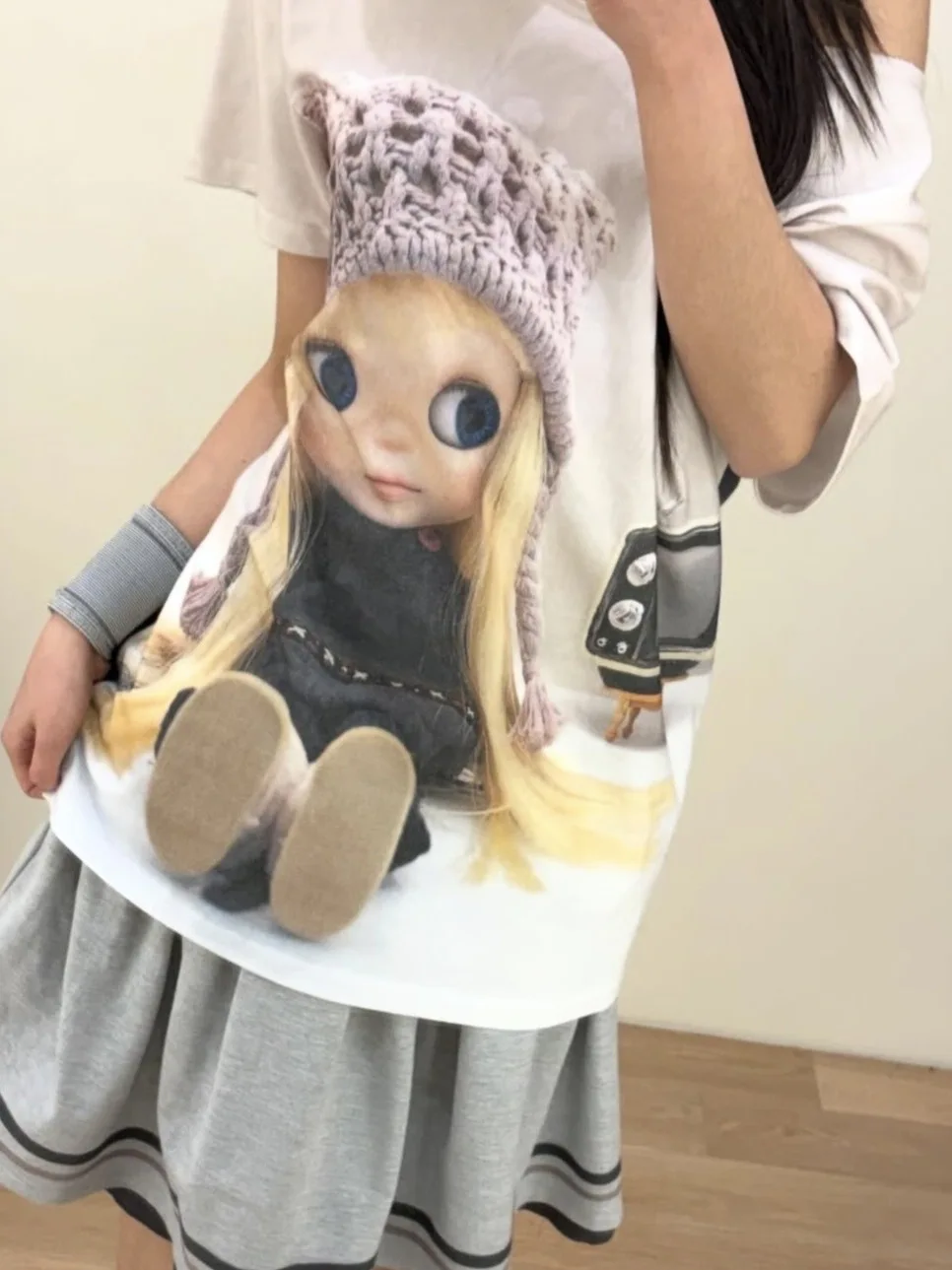 

Женская модная футболка свободного кроя с коротким рукавом, утолщенная, с принтом «Кой Долл ТВ Плей», в повседневном стиле, из коллекции «Весна»