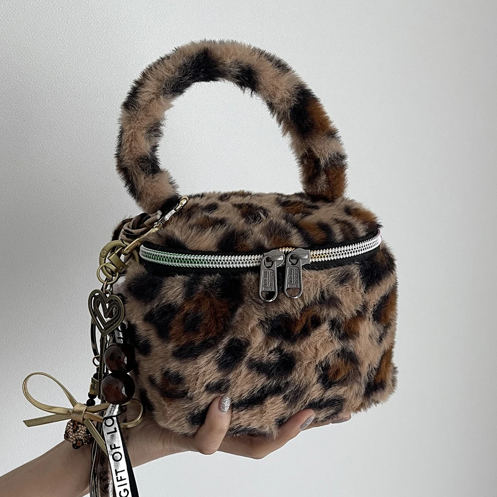 Trousse de maquillage en peluche imprimé léopard avec poignée, pochette de rangement douce et portable – Parfaite pour un usage quotidien, les fêtes et les rassemblements