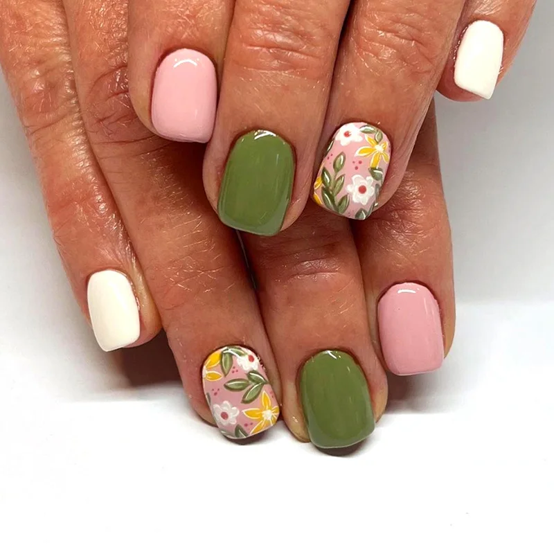 

Green Fake Nails with Flower Designed Short Square White/Pink Press on Nails DIY Manicure at Home Wearable False Nails for Women