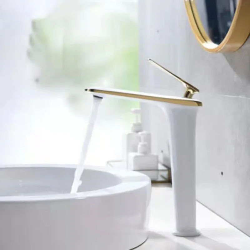 

Черный смеситель для умывальника, окрашенный в белый цвет, медный смеситель для умывальника с одним отверстием, смеситель для умывальника с горячей и холодной водой