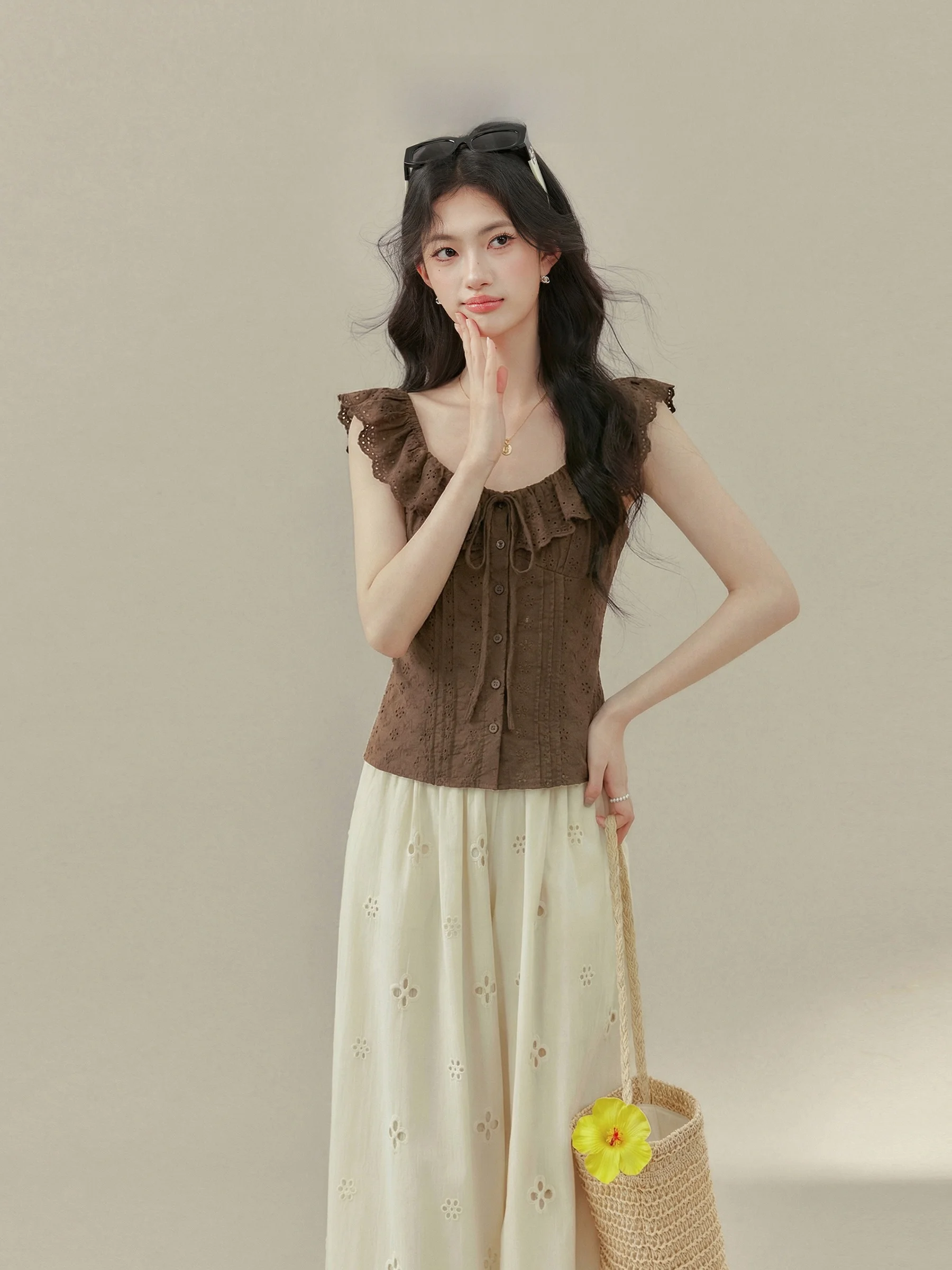 

Элегантная женская блузка без рукавов с кружевными вставками и вырезами, подчеркивающая талию, от Wang OuXin, летняя коллекция 2026, модный тренд, очаровательный стиль