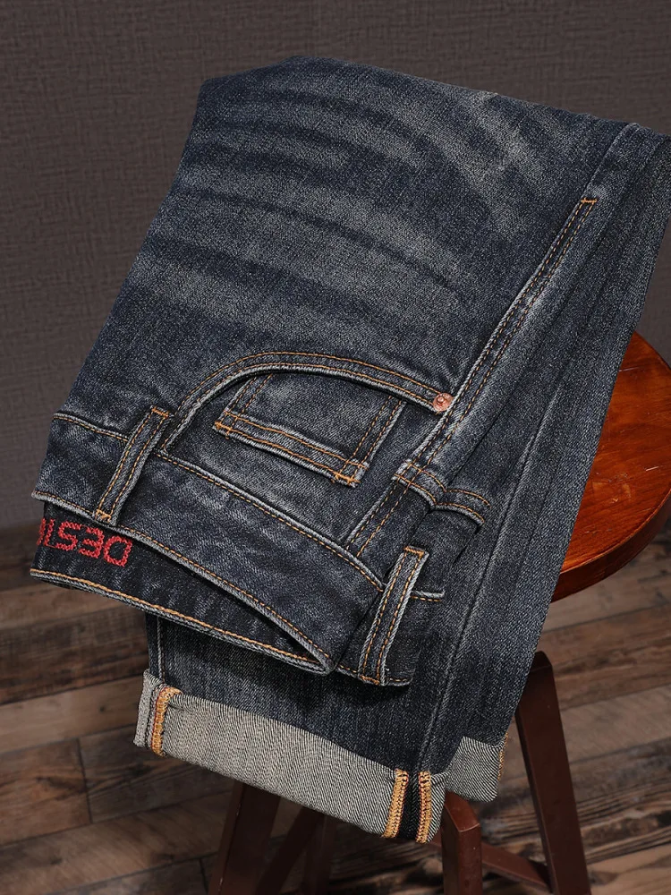 20252024 Nuevos pantalones vaqueros estampados bordados para hombres, pantalones largos rectos ajustados elásticos versátiles de moda de lujo ligero