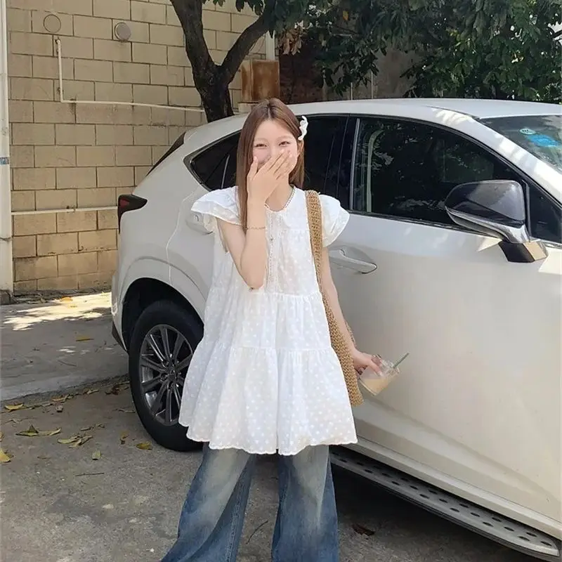 Vestido bordado branco doce e nicho à beira-mar para mulheres no verão de 2025, saia curta e pequena em camadas, saia de bolo