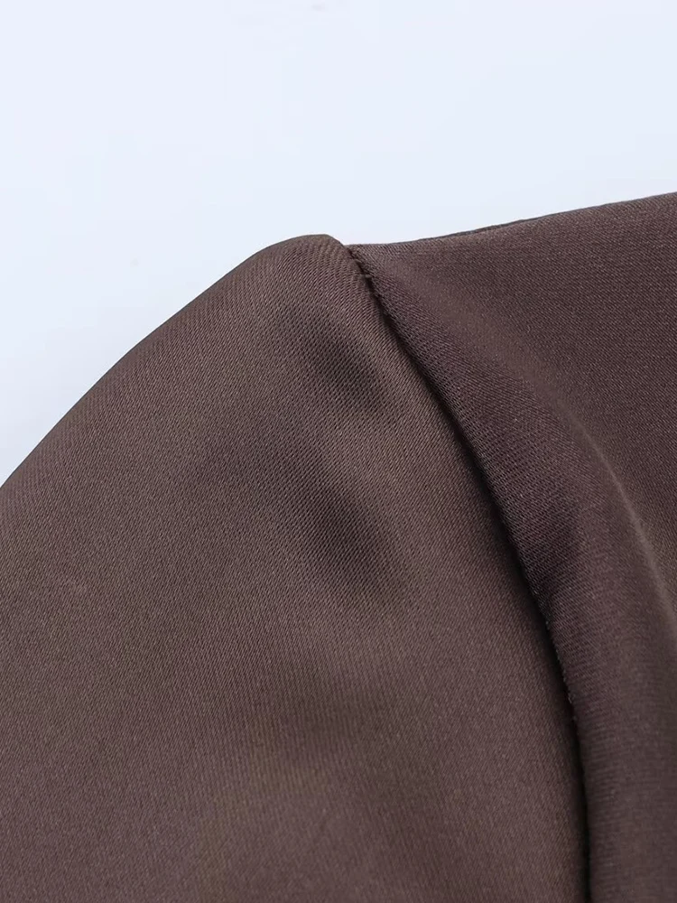 유럽 스타일의 새로운 여성 패션 드레스, 다재다능하고 우아한 심플한 단색 V넥과 새틴 질감.