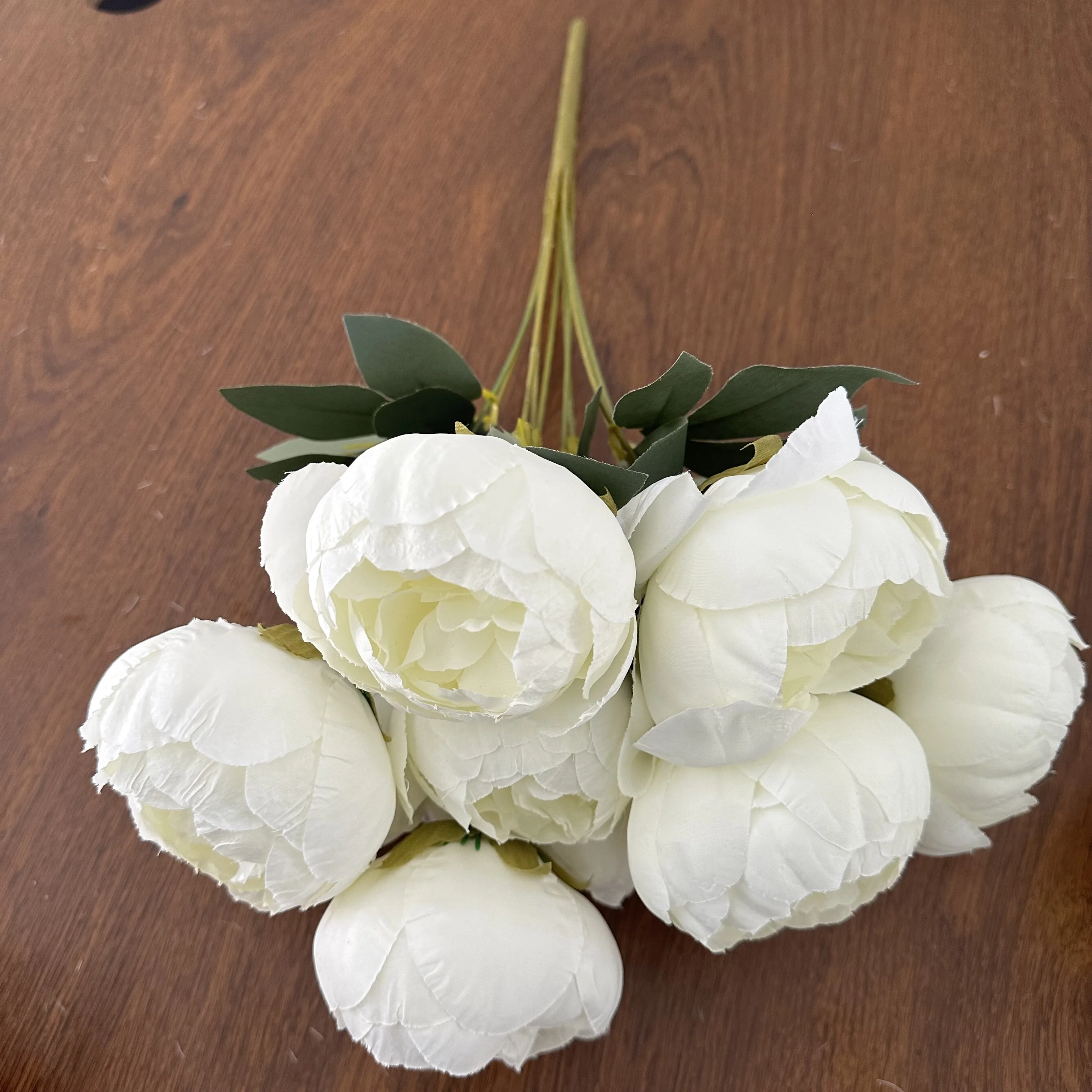 10-köpfige künstliche Pfingstrosenblume in Weiß mit großen Blüten, Brautstrauß, künstliche Pfingstrosen, Dekoration für Wohnzimmer, Schreibtisch, Hochzeit. – Detail 3