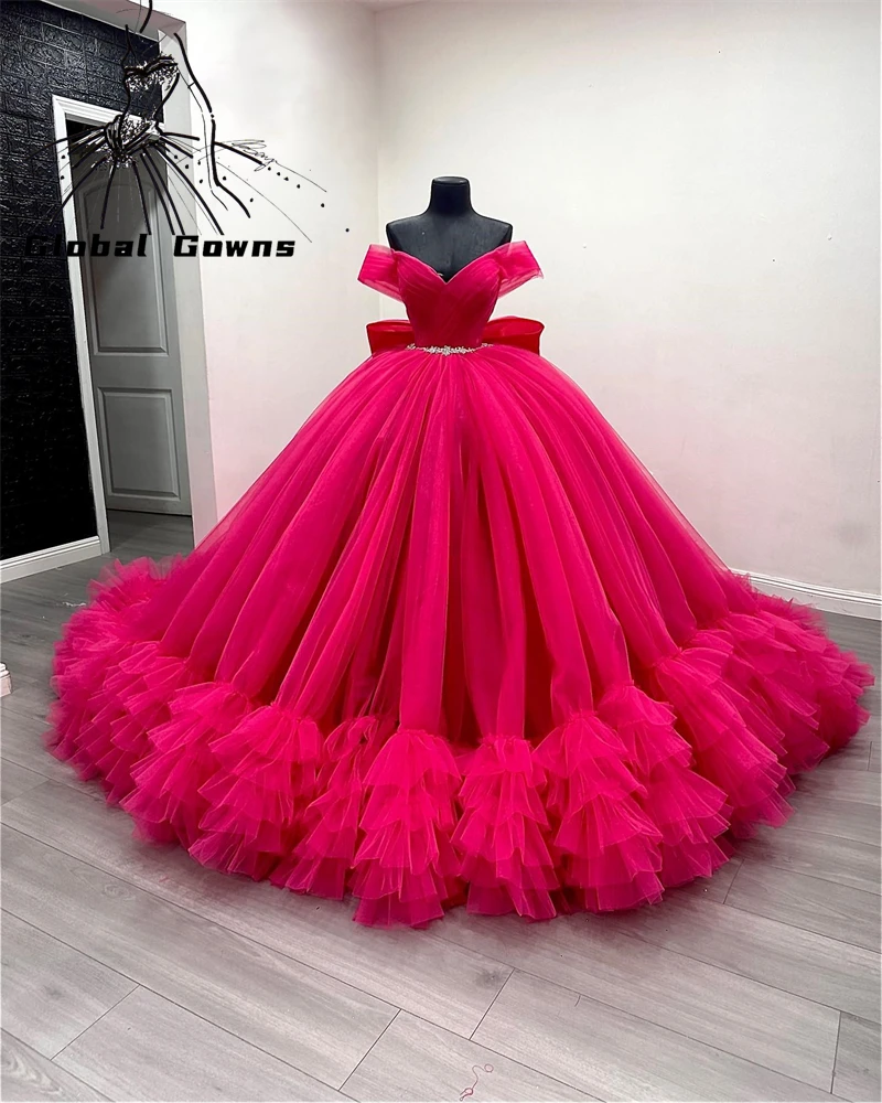 Hot Pink Off The Shoulder Bow Ballkleid Quinceanera Kleid Perlen Kristall Geburtstag Party Kleider Rüschen Prinzessin Kleid Maßgeschneidert