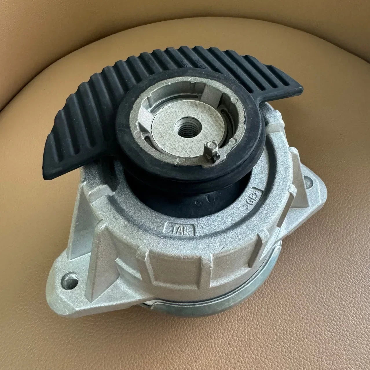 

Suitable for Mercedes-Benz W204W212 engine foot glue engine rubber pier bracket rubber pad OE: 2042404317