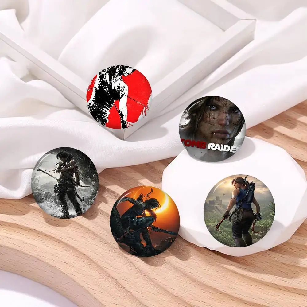 Broche de hojalata hecho a mano con icono de figura de Tomb Raider de juegos de anime, para mochila, ropa, adorno de pecho, regalos
